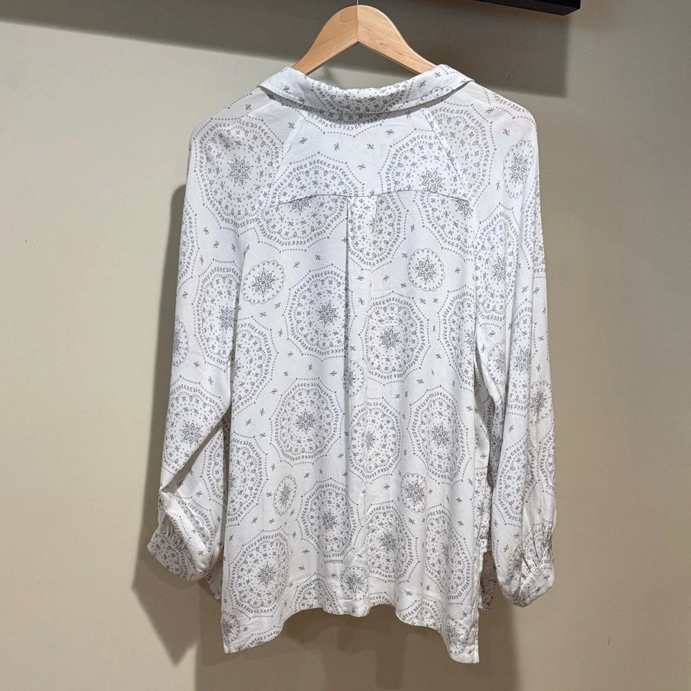 Elegant White Patterned Blouse - Picture 6 of 6